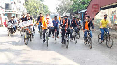 Dombivli: Yuva Sena holds cycle rally against fuel price hike