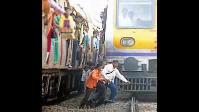 Mumbai: Train mishaps halve in state, but Maha is still first on list