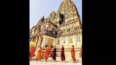 Bodh Gaya: 300 Buddhist monks participate in robe offering ceremony