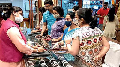 Kolkata jewellers expect steady dip in gold price to drive Dhanteras sales