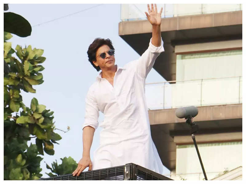 A crazy fan distracts other fans outside Mannat by pretending to be Shah Rukh Khan – See pic