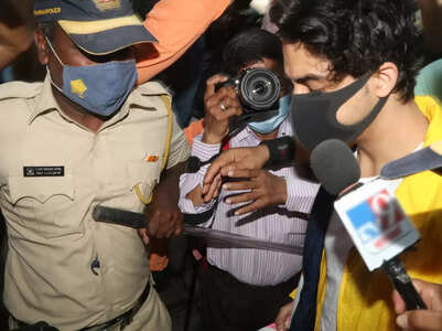 SRK's son Aryan arrived at the NCB office