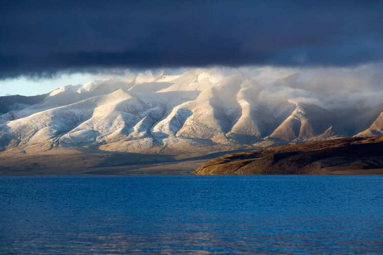 The yin and yang of lakes