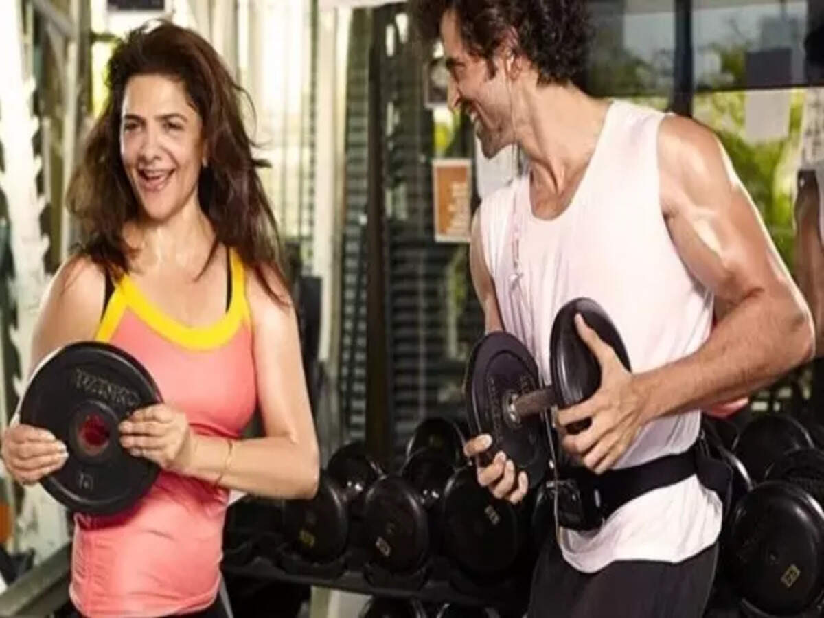Hrithik Roshan dances with his mother Pinkie while celebrating Diwali –  WATCH | Hindi Movie News - Times of India