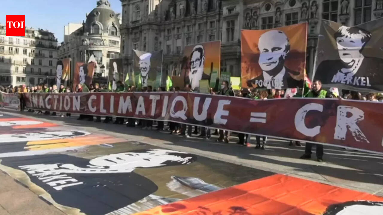 Hundreds in Paris protest against climate inaction