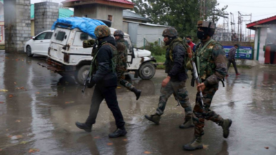 Terrorists shoot dead cop in Srinagar