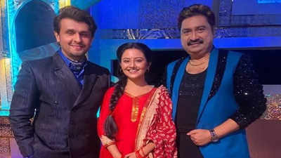 Manali Manisha Dey enjoys a fan-moment with Sonu Nigam and Kumar Sanu