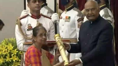 President confers Padma Shri award on Vidushi Jayalakshmi KS, editor of Sanskrit daily Sudharma