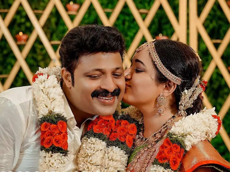 Chandra Lakshman wedding: Swantham Sujatha actors Chandra Lakshman and Tosh  Christy get hitched; see pics - Times of India