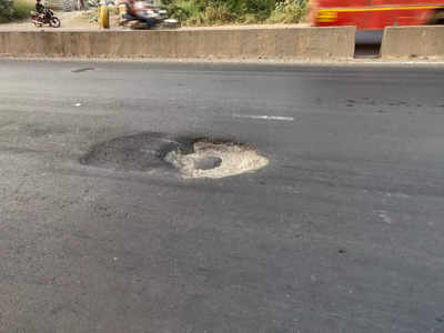 Pothole causing accident at Ghodbandar Road - Times of India