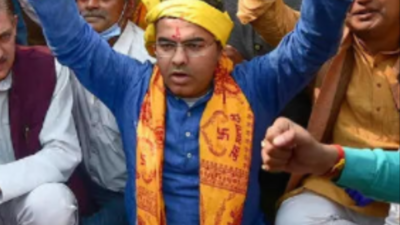 Delhi: BJP MP celebrates Chhath at Yamuna