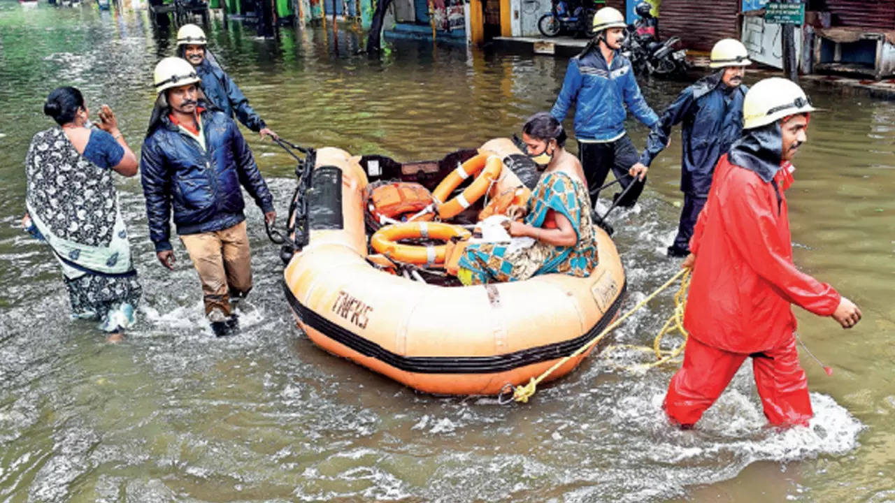 75,000 cops to aid rescue operations across Tamil Nadu | Chennai News - Times of India