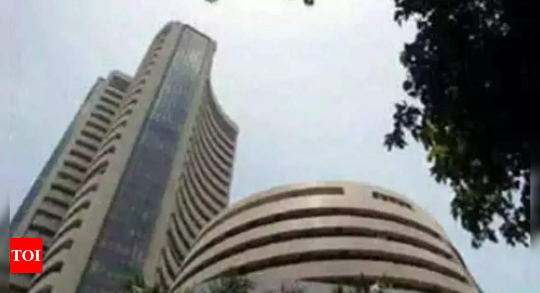Sensex merosot lebih dari 300 poin di awal perdagangan;  Nifty turun di bawah 18,000