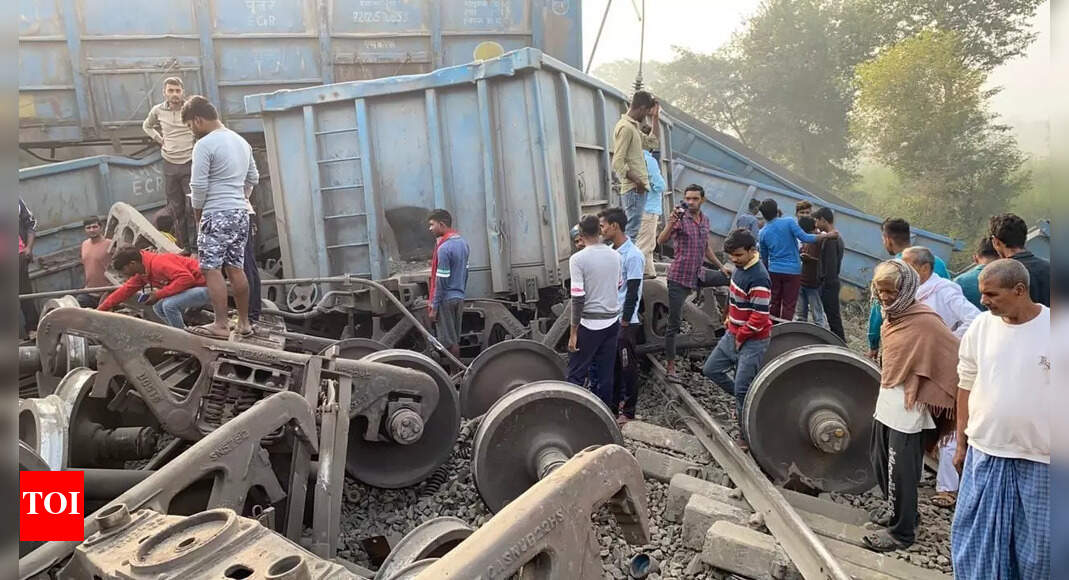 VaranasiLucknow route via Sultanpur blocked as goods train derails in