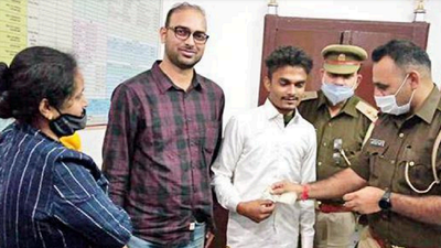 UP: Auto driver returns bag with jewellery worth Rs 2.5 lakh, other valuables to Delhi University prof