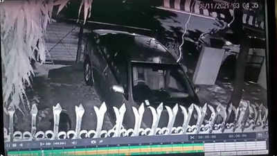 Noida: Car-borne thieves flee with Scorpio, Fortuner within two hours