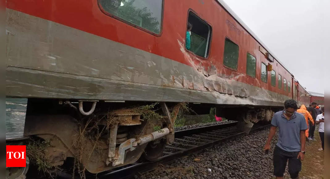 Kannur-Yeshwantpur exp train derails near Dharmapuri