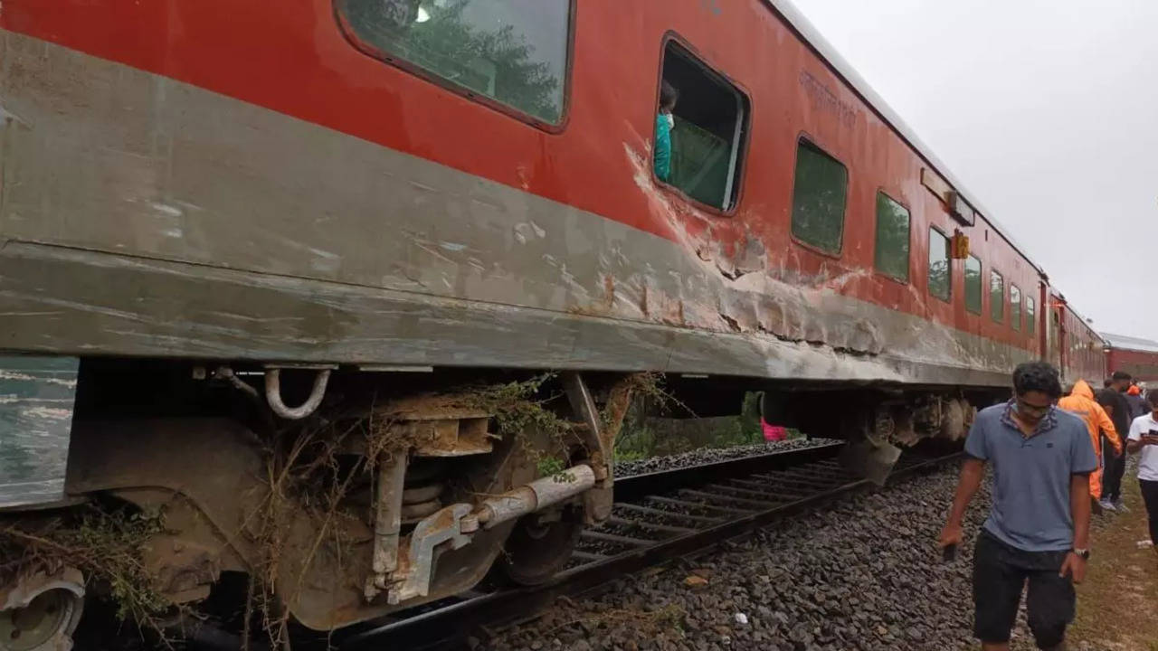 Kannur Yesvantpur Express Derailed: Kannur- Yeshwantpur Express derails after boulders fall on it near Dharmapuri in Tamil Nadu | Chennai News - Times of India