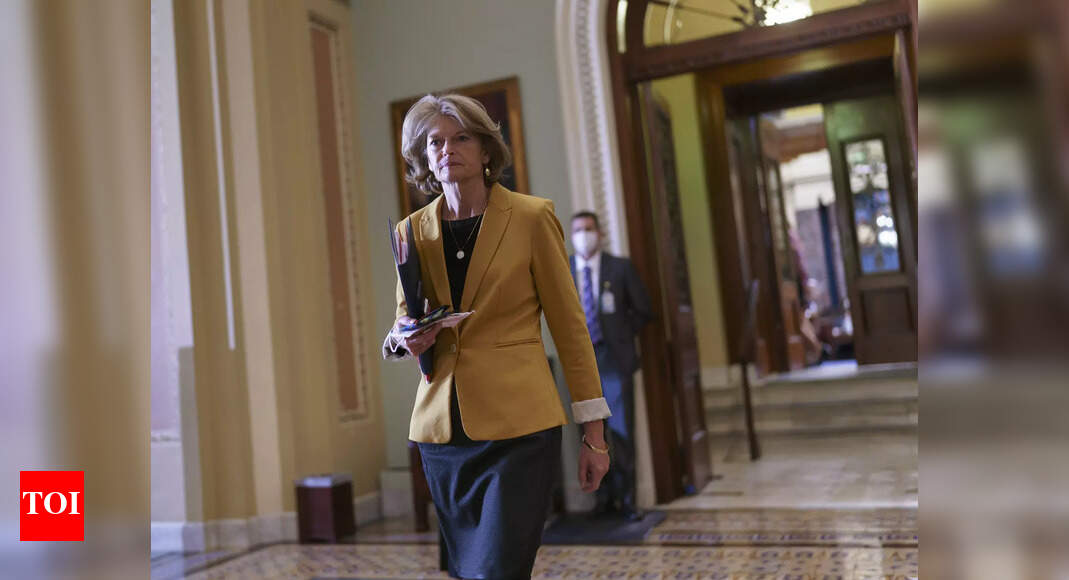 Murkowski announces reelection bid opposed by Trump