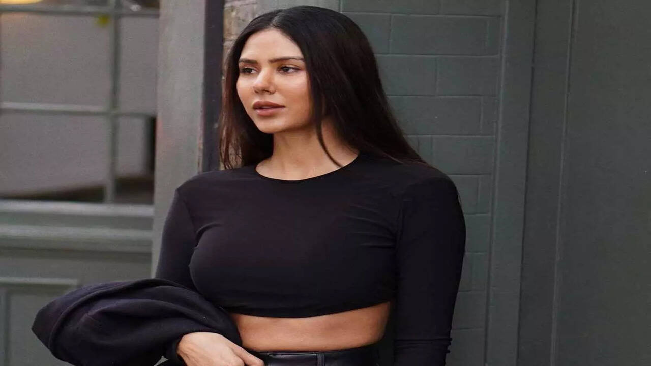 Sonam Bajwa's all black look gets the netizens hooked | Punjabi Movie News  - Times of India