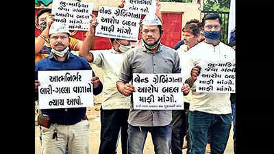 Gujarat: Vendors demand apology