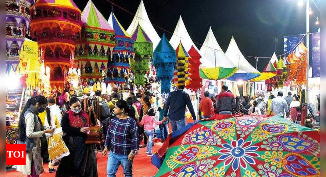 Haat: Hunar Haat draws craft connoisseurs | Lucknow News - Times of India