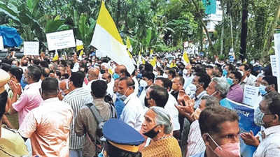Kochi: Now, laity protests against uniform mode of Holy Mass