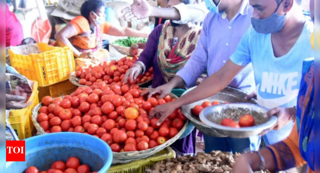 Chennai Tomatoes, onions continue to be dearer at most markets