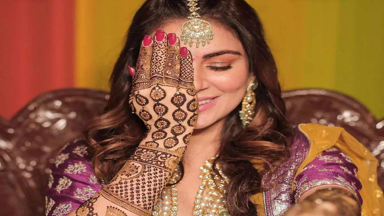 Hansika Motwani-Sohael Khaturiya dance at mehendi ceremony, actress is  blissful bride-to-be | PICS & VIDEOS – India TV