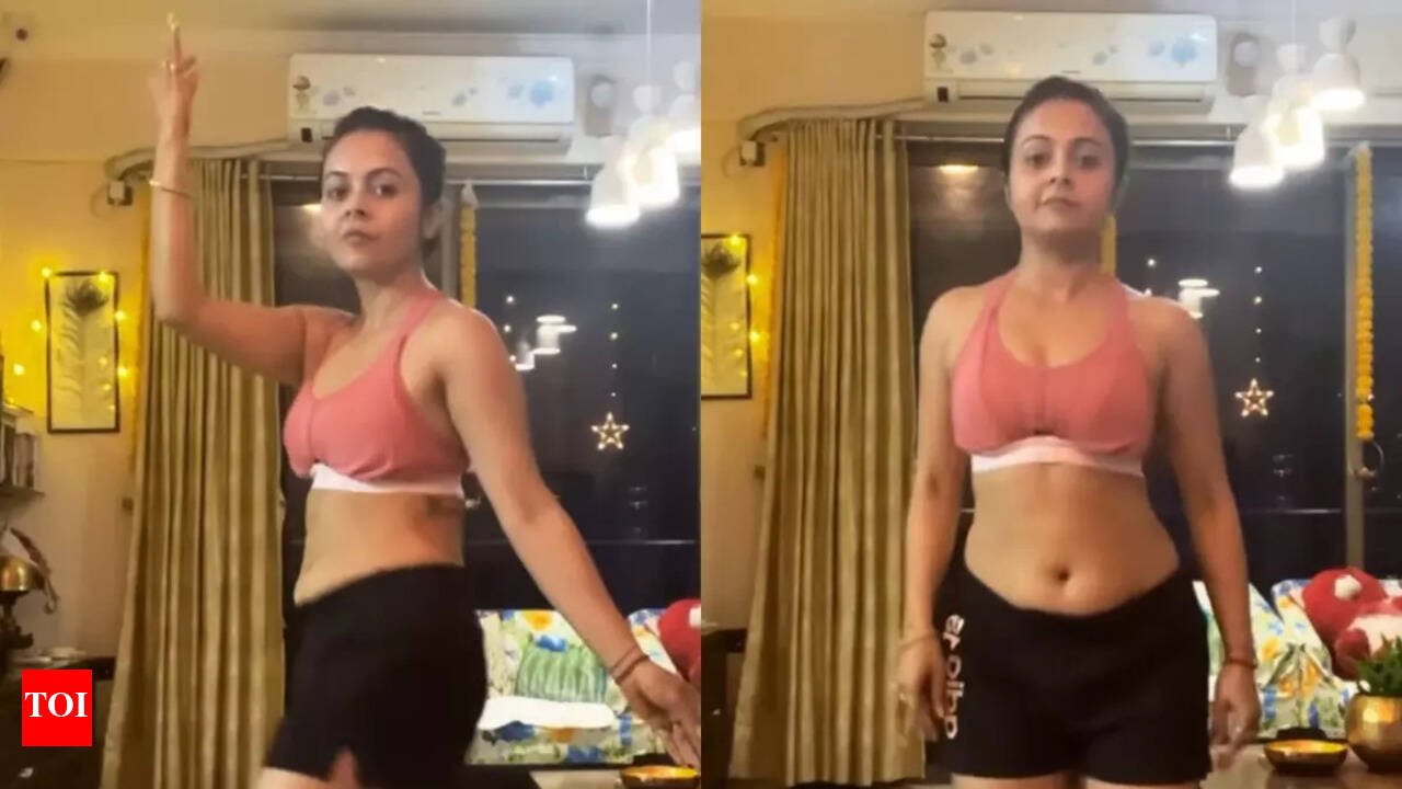 Devoleena Bhattacharjees belly dance on Sehri babu makes netizens call  her sexy Gopi bahu; watch video - Times of India