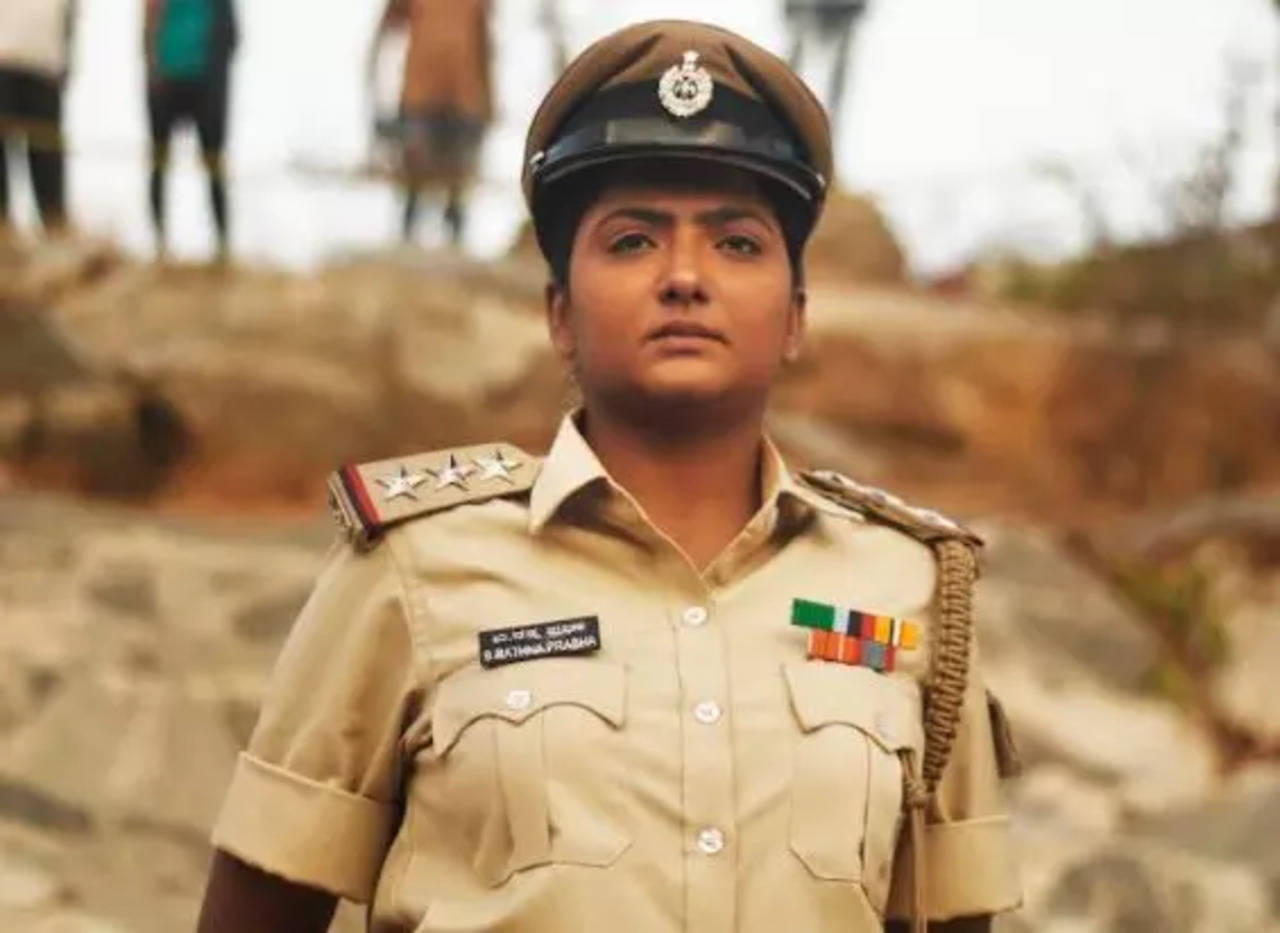 Manasa Joshi gets to the police uniform in Amruth Apartments and ...