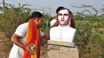 Congress razes bust of Godse installed in Gujarat village