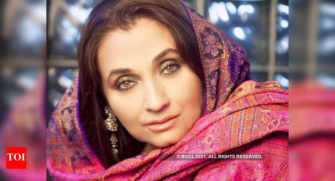 Salma Agha’s handbag snatched, files FIR
