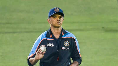 Sunil Gavaskar: Rahul Dravid will handle coaching like his safe and strong  batting | Cricket News - Times of India