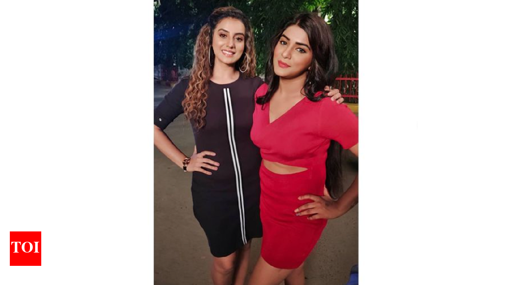 'Sabka Baap Angutha Chhap': Shruti Rao shares a few photos with co-star ...