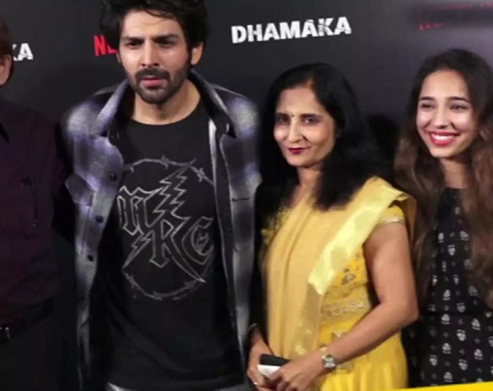 
Kartik Aaryan attends special screening of ‘Dhamaka’ with family
