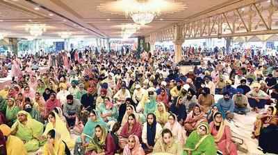 Thousands of Sikhs gather for prayers as Prakash Utsav ends