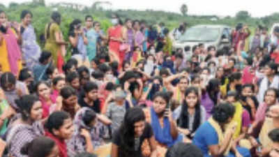 Chennai: Nursing students block roads in protest