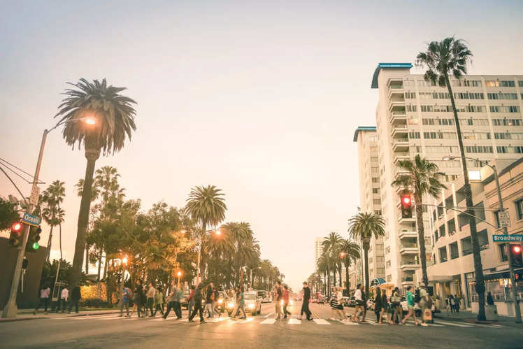 Experience Southern California in the 8 Santa Monica neighborhoods 