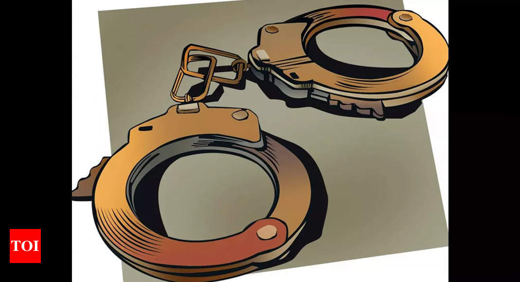 hyderabad-duo-arrested-for-duping-300-customers-in-rs-2-crore-con-job