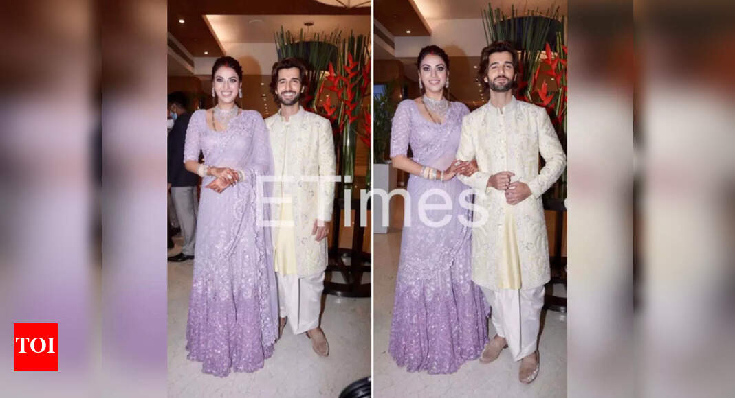 Just married! Aditya-Anushka’s 1st appearance