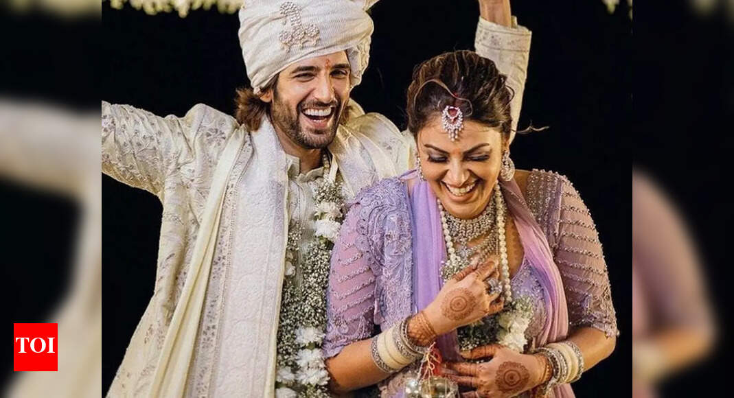 Aditya wipes Anushka’s tears in viral video