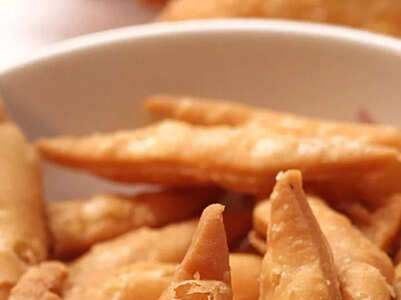 How to make crispy Namak Pare at home