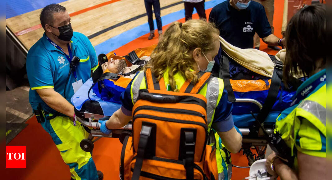 Mark Cavendish suffers broken ribs and collapsed lung in crash More