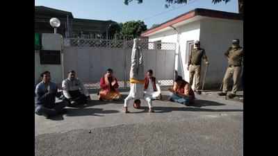 Teerth purohits protest against Char Dham Board outside ministers' residences in Doon