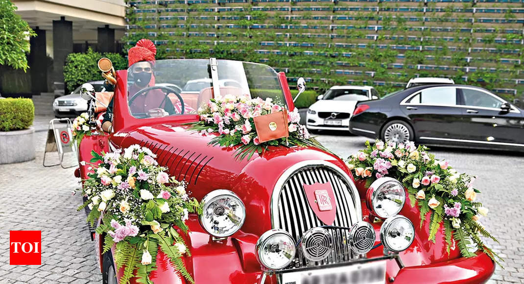 From baraats to dolis: Brides and grooms rev it up with vintage cars this  shaadi season - Times of India