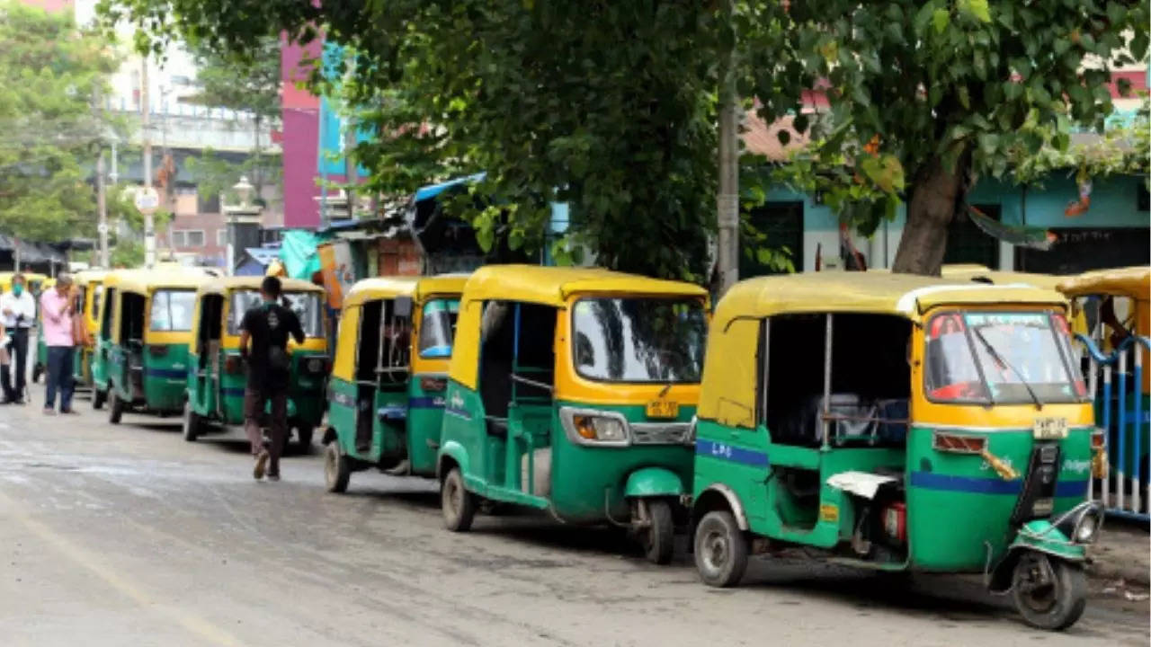 Kolkata: Operators' whims at play as auto fare rises arbitrarily | Kolkata News - Times of India