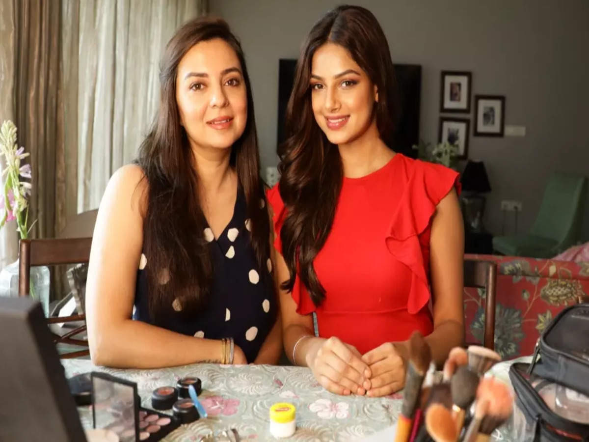 Harnaaz Sandhu super fun makeup session with Makeup Expert Ayesha Seth