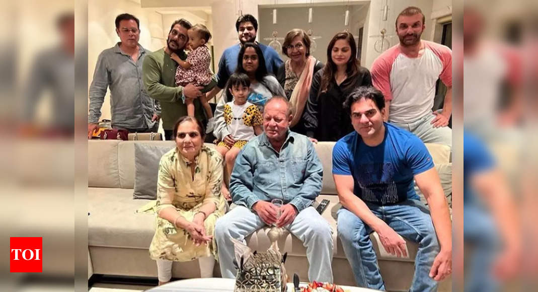 Salman posts a family pic on Salim Khan's bday