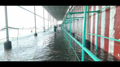 Heavy rain lashes Tuticorin district; Tiruchendur temple premises inundated